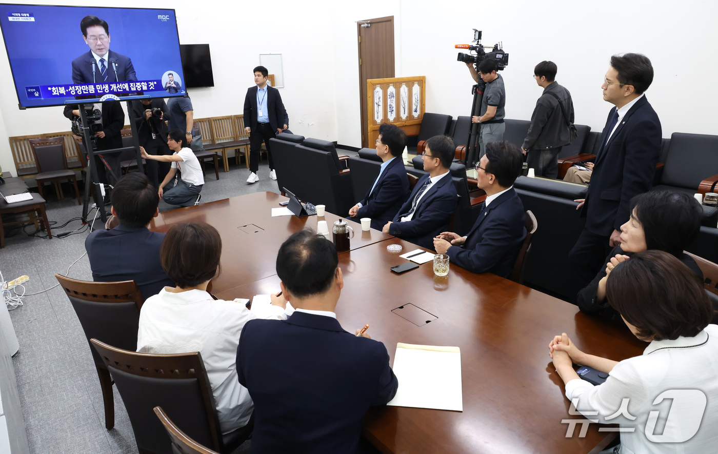 (서울=뉴스1) 유승관 기자 = 김민석 더불어민주당 대표와 한병도 원내대표를 비롯한 지도부가 18일 서울 여의도 국회에서 이재명 대통령 기자회견을 시청하고 있다. (공동취재) 20 …