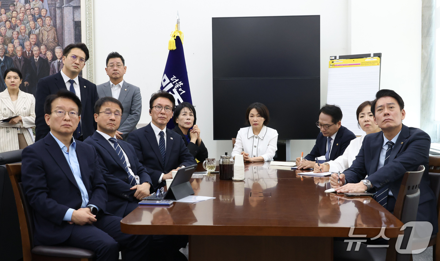 (서울=뉴스1) 유승관 기자 = 김민석 더불어민주당 대표와 한병도 원내대표를 비롯한 지도부가 18일 서울 여의도 국회에서 이재명 대통령 기자회견을 시청하고 있다. (공동취재) 20 …