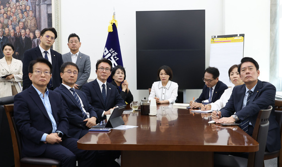 이재명 대통령 기자회견 지켜보는 민주당