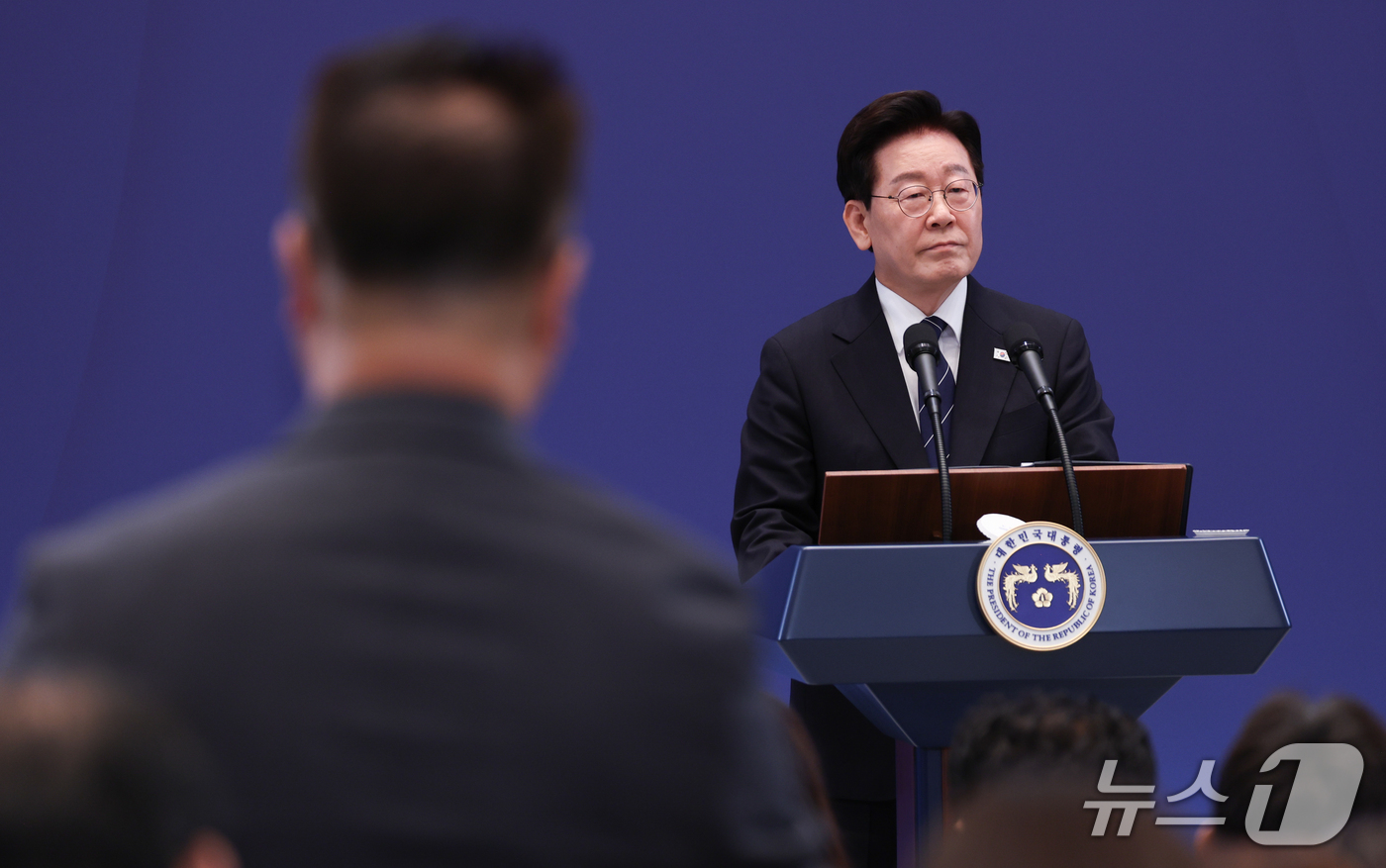 (서울=뉴스1) 허경 기자 = 이재명 대통령이 18일 청와대 영빈관에서 열린 현안 기자회견에서 기자들의 질문을 듣고 있다. (청와대통신사진기자단) 2026.9.18/뉴스1
