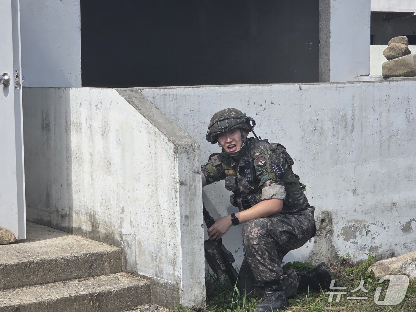 본문 이미지 - 지난 17일 강원 인제 육군 과학화전투훈련단(KCTC)에서 기자가 도시지역 전투훈련 참가해 단독 주택 점령 과정에 기진맥진해 은엄폐 상태로 숨을 몰아쉬는 모습. 2026.9.17./ⓒ 뉴스1 김기성 기자