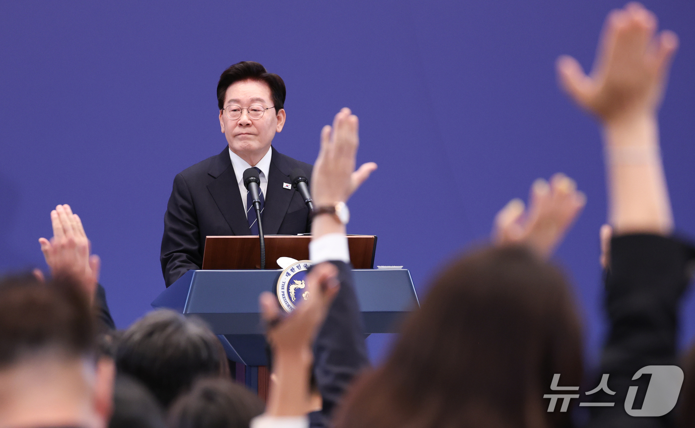 (서울=뉴스1) 허경 기자 = 이재명 대통령이 18일 청와대 영빈관에서 열린 현안 기자회견에서 기자들의 질문을 받고 있다. (청와대통신사진기자단) 2026.9.18/뉴스1