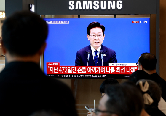 李대통령 기자회견에 시민들…"입장 밝힌 건 긍정적" "안 믿는다"