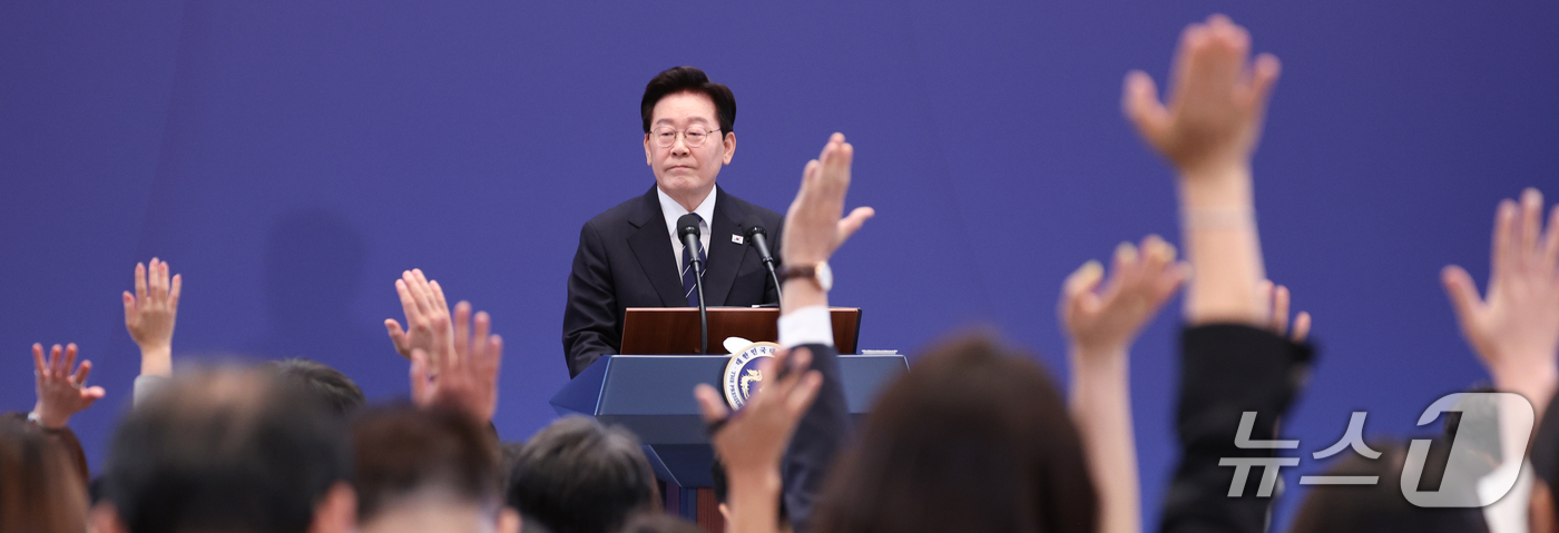 (서울=뉴스1) 허경 기자 = 이재명 대통령이 18일 청와대 영빈관에서 열린 현안 기자회견에서 기자들의 질문을 받고 있다. (청와대통신사진기자단) 2026.9.18/뉴스1