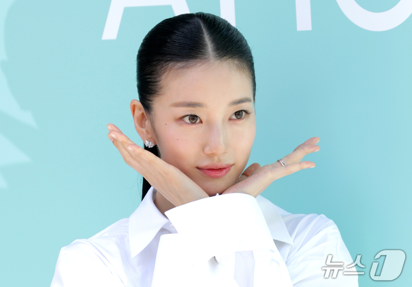 (서울=뉴스1) 권현진 기자 = 배우 수지가 18일 서울 성동구 올리브영 N 성수에서 열린 뷰티 브랜드 아누아(Anua) ‘PDRN’ 라인 팝업스토어 오픈 행사에 참석해 포즈를 취 …