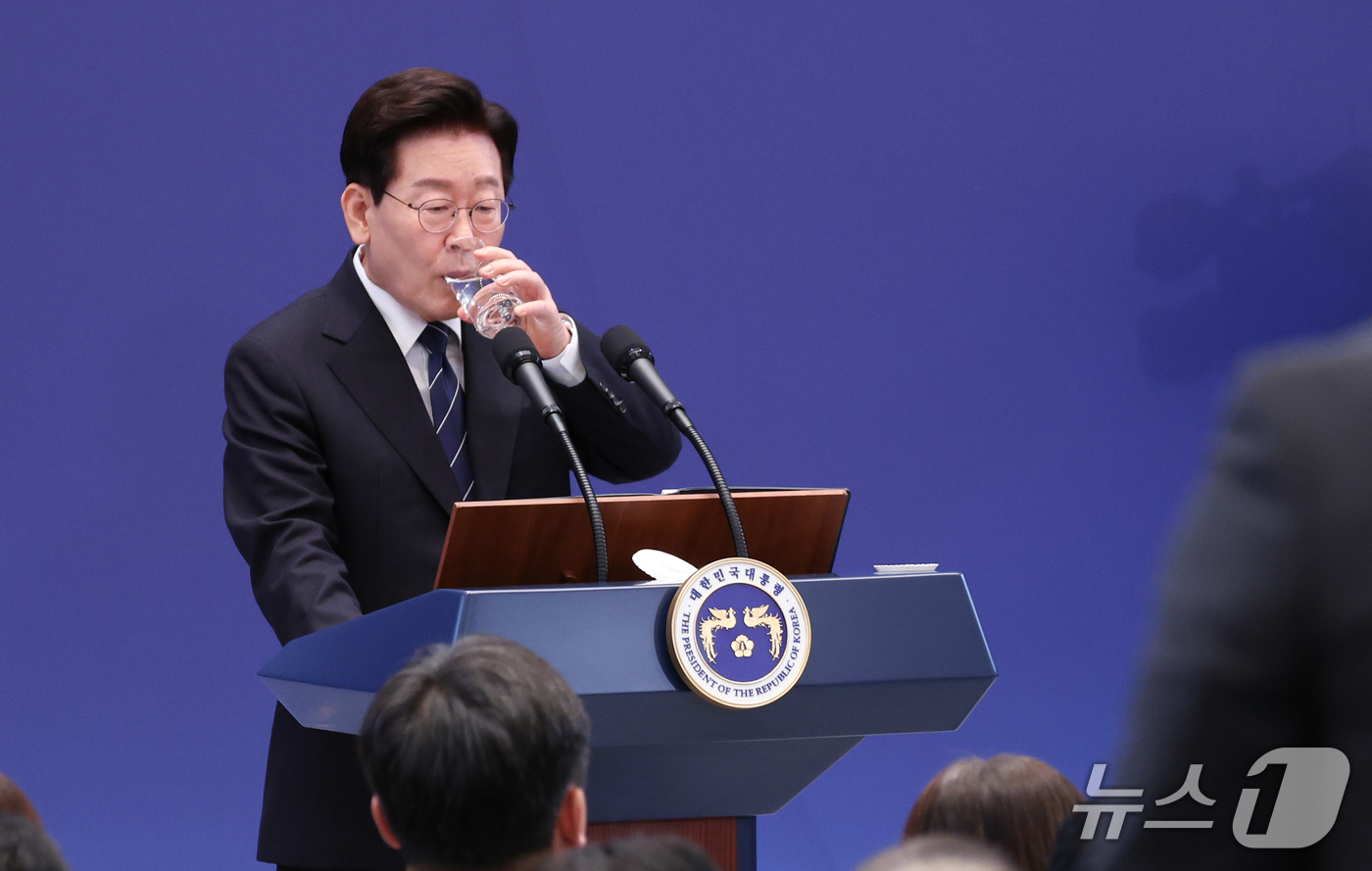 (서울=뉴스1) 허경 기자 = 이재명 대통령이 18일 청와대 영빈관에서 열린 현안 기자회견에서 기자들의 질문을 들으며 물을 마시고 있다. (청와대통신사진기자단) 2026.9.18/ …