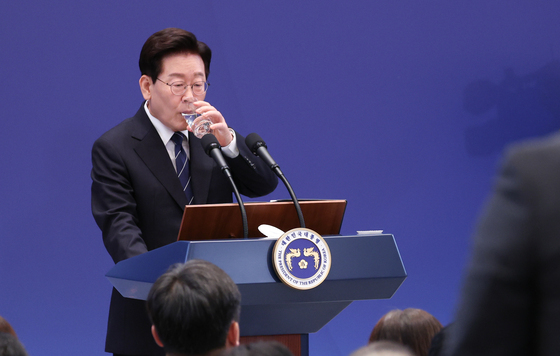 목 축이는 이재명 대통령