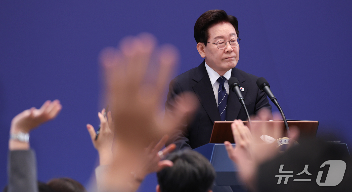 (서울=뉴스1) 허경 기자 = 이재명 대통령이 18일 청와대 영빈관에서 열린 현안 기자회견에서 기자들의 질문을 받고 있다. (청와대통신사진기자단) 2026.9.18/뉴스1
