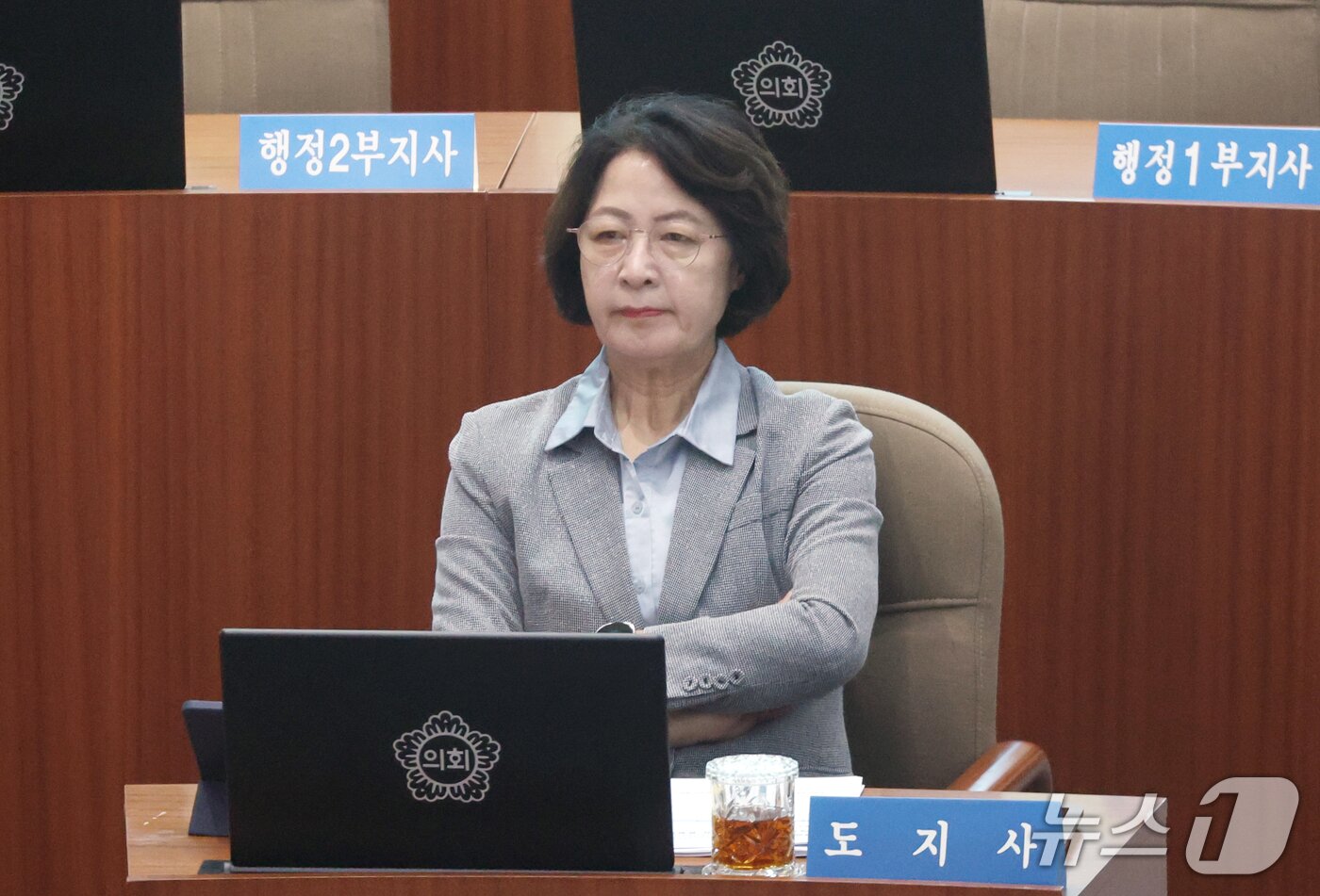 본문 이미지 - 추미애 경기도지사가 18일 경기 수원시 영통구 경기도의회 본회의장에서 열린 '제393회 임시회 제4차 본회의'에서 경기도의원들의 5분 자유발언을 듣고 있다. ⓒ 뉴스1