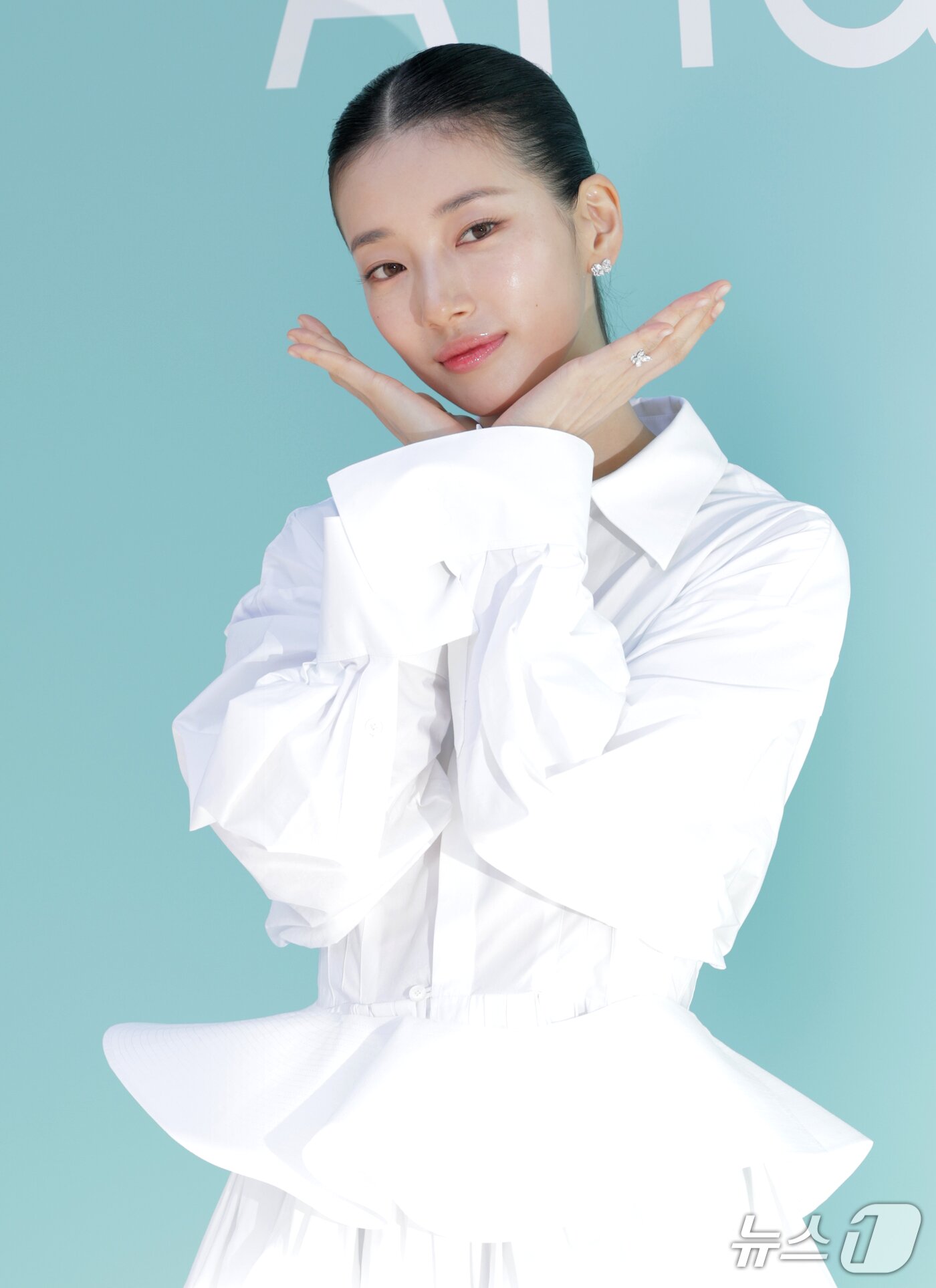 본문 이미지 - 배우 수지가 18일 서울 성동구 올리브영 N 성수에서 열린 더 파운더즈 뷰티 브랜드 아누아(Anua) ‘PDRN’ 라인 팝업스토어 오픈 행사에 참석해 포즈를 취하고 있다. ⓒ 뉴스1 권현진 기자