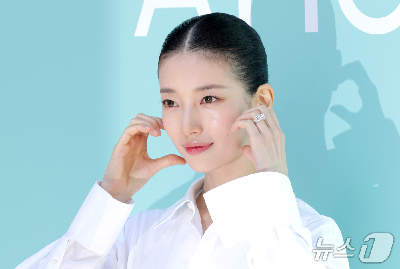 (서울=뉴스1) 권현진 기자 = 배우 수지가 18일 서울 성동구 올리브영 N 성수에서 열린 더 파운더즈 뷰티 브랜드 아누아(Anua) ‘PDRN’ 라인 팝업스토어 오픈 행사에 참석 …
