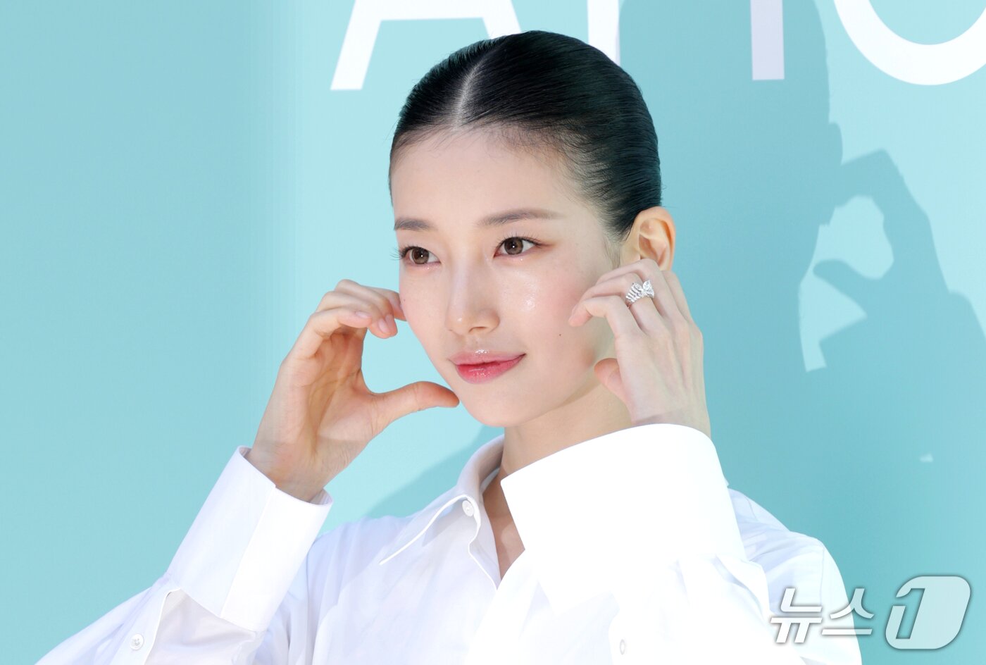 본문 이미지 - 배우 수지가 18일 서울 성동구 올리브영 N 성수에서 열린 더 파운더즈 뷰티 브랜드 아누아(Anua) ‘PDRN’ 라인 팝업스토어 오픈 행사에 참석해 볼 하트를 그리고 있다. ⓒ 뉴스1 권현진 기자