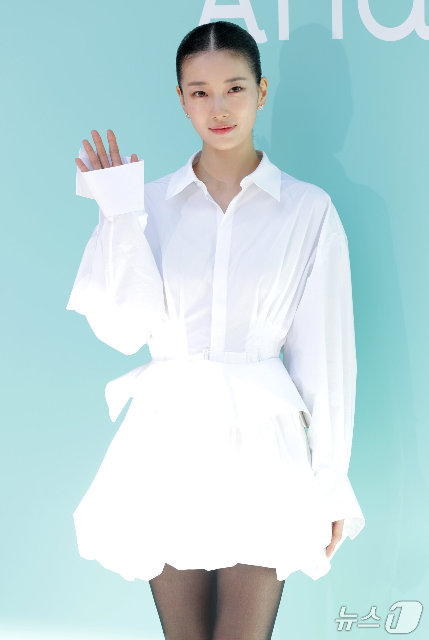 본문 이미지 - 배우 수지가 18일 서울 성동구 올리브영 N 성수에서 열린 더 파운더즈 뷰티 브랜드 아누아(Anua) ‘PDRN’ 라인 팝업스토어 오픈 행사에 참석해 손을 흔들고 있다. ⓒ 뉴스1 권현진 기자