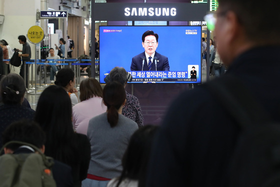 동대구역에서 대통령 기자회견 지켜보는 시민들