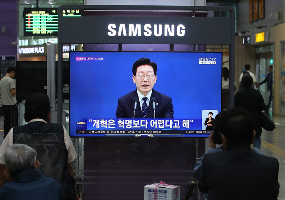 동대구역에서 대통령 기자회견 지켜보는 시민들