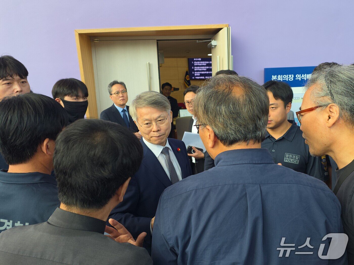 본문 이미지 - 민형배 전남광주통합특별시 시장이 18일 시의회 본회의에 참석하다 서남권의대비상대책위원회 회원들의 항의를 받고 있다. 2026.9.18 ⓒ 뉴스1 서충섭 기자