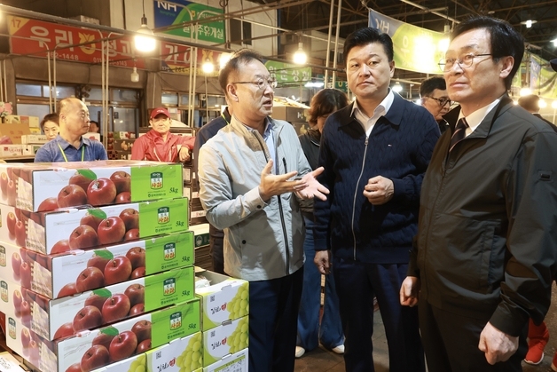 신용한 충북지사, 농수산도매시장서 성수품 물가 점검