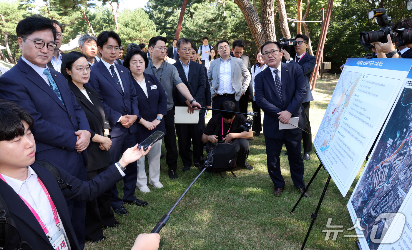 (서울=뉴스1) 이종덕 기자 = 한성숙 국무총리가 18일 서울 노원구 태릉CC 인근 강릉에서 임현석 LH 국토도시본부장 대행으로부터 태릉CC 현황 및 주택공급 계획 보고를 받고 있 …