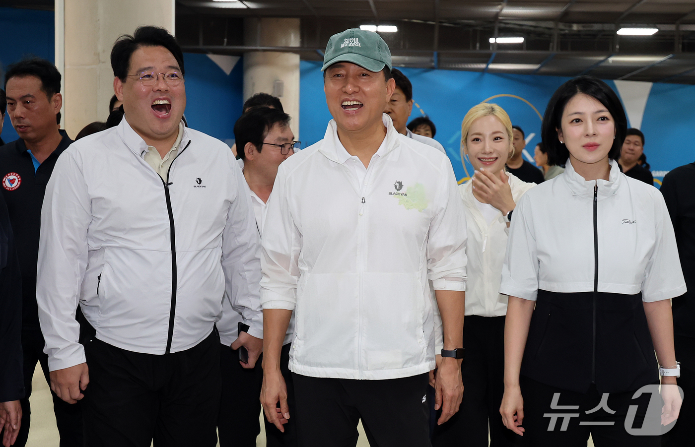 (서울=뉴스1) 김진환 기자 = 오세훈 서울시장과 배현진 국민의힘 의원을 비롯한 참석자들이 18일 서울 송파구 문정역 펀 스테이션 시설을 둘러보고 있다. 2026.9.18/뉴스1