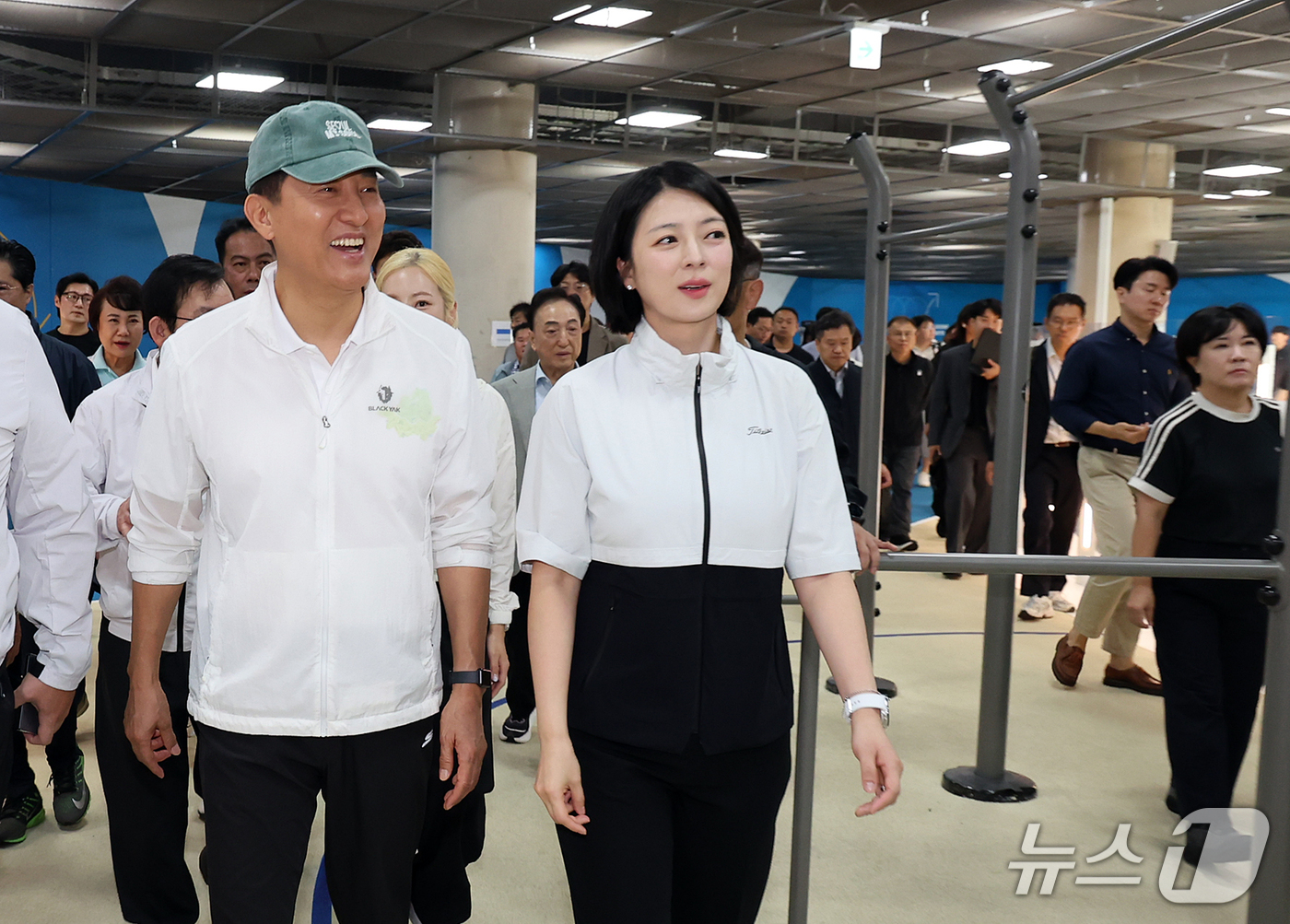 (서울=뉴스1) 김진환 기자 = 오세훈 서울시장(왼쪽)과 배현진 국민의힘 의원이 18일 서울 송파구 문정역 펀 스테이션 시설을 둘러보고 있다. 2026.9.18/뉴스1