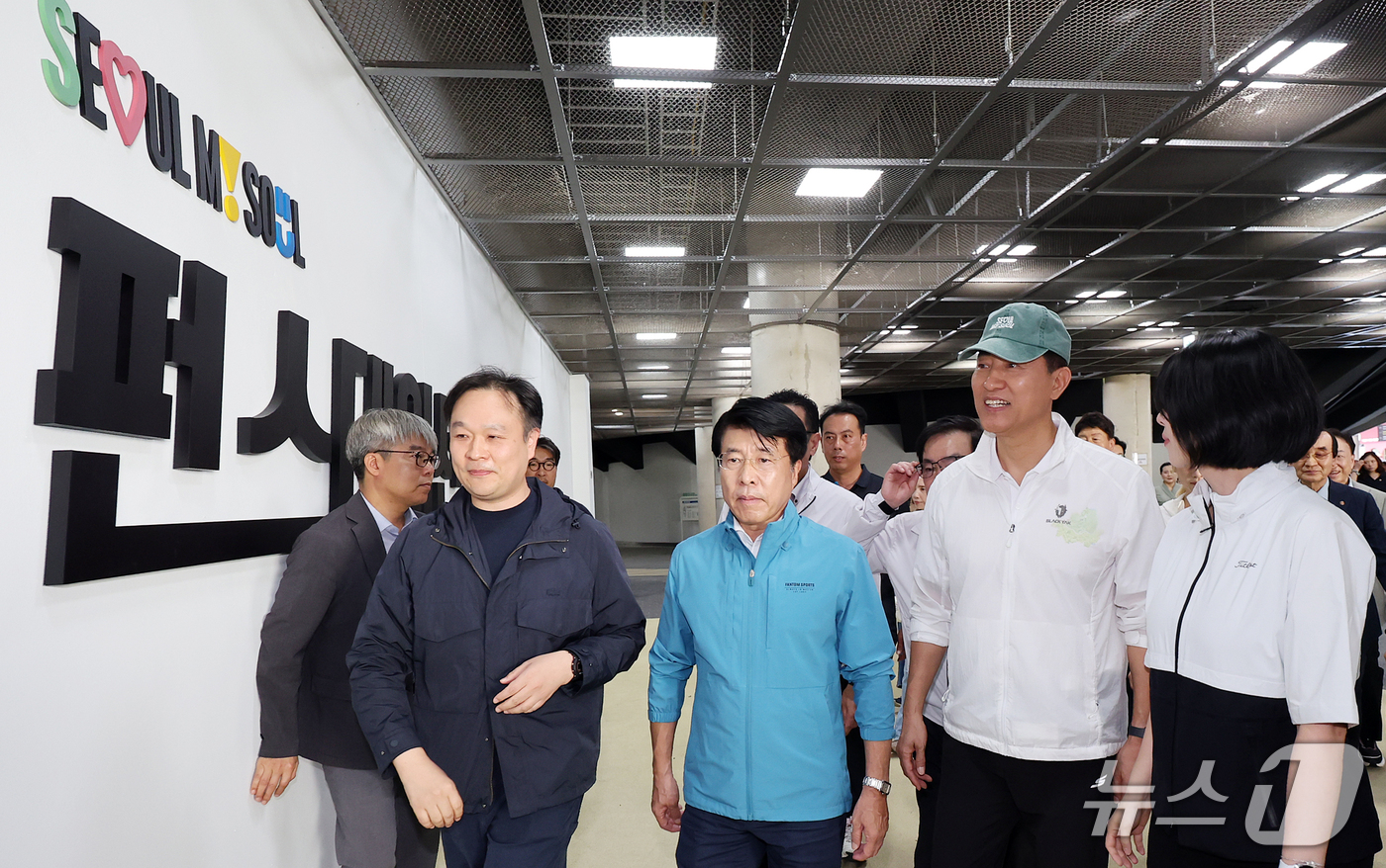(서울=뉴스1) 김진환 기자 = 오세훈 서울시장과 서강석 송파구청장을 비롯한 참석자들이 18일 서울 송파구 문정역 펀 스테이션 시설을 둘러보고 있다. 2026.9.18/뉴스1