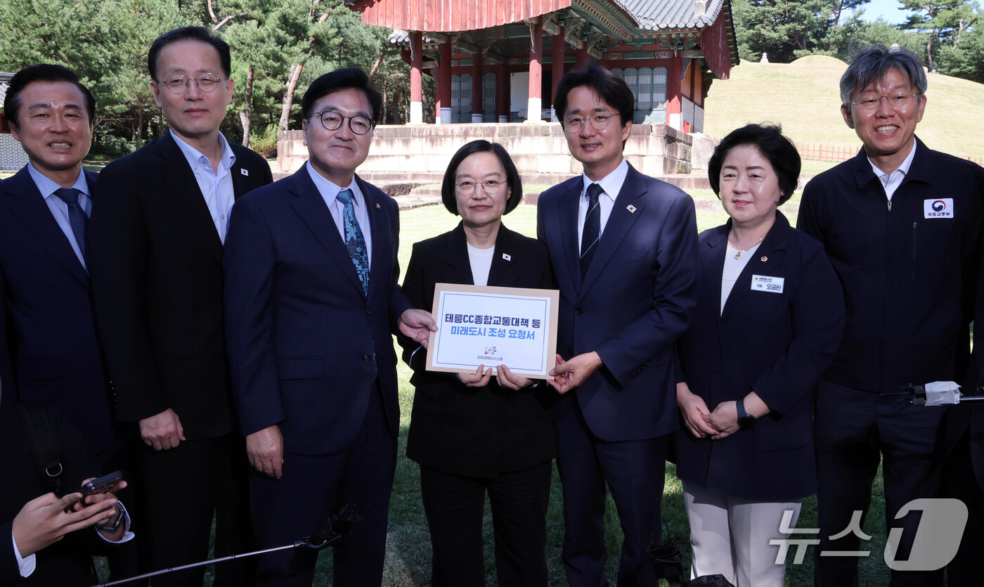 (서울=뉴스1) 이종덕 기자 = 한성숙 국무총리가 18일 서울 노원구 태릉CC 인근 강릉에서 서준호 노원구청장으로부터 태릉CC 종합교통대책 등 미래도시 조성 요청서를 전달 받고 있 …