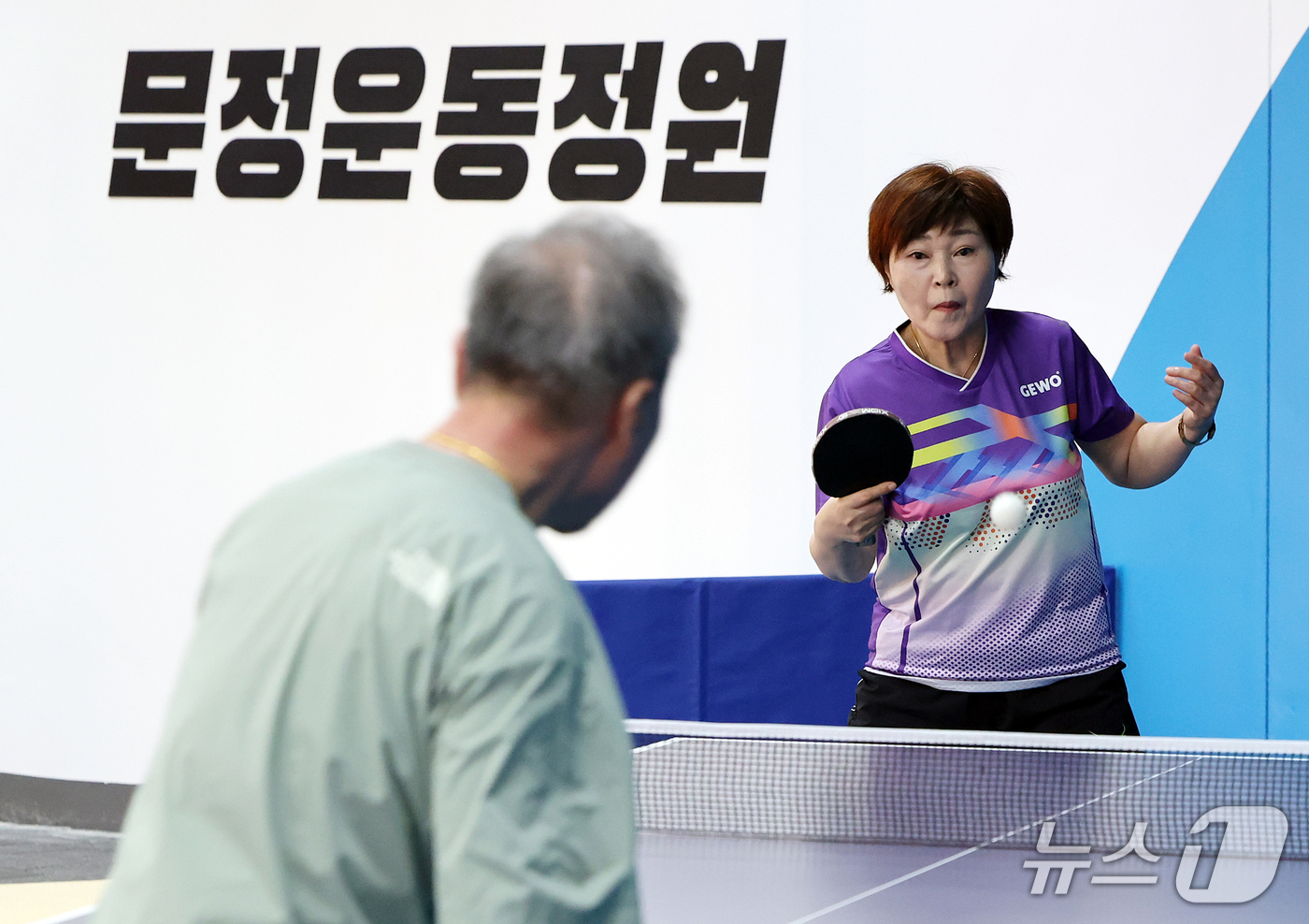 (서울=뉴스1) 김진환 기자 = 18일 서울 송파구 문정역 펀 스테이션 내 문정 운동정원을 찾은 시민들이 탁구를 치고 있다.문정역 펀 스테이션은 시민이 별도의 체육시설을 찾지 않아 …