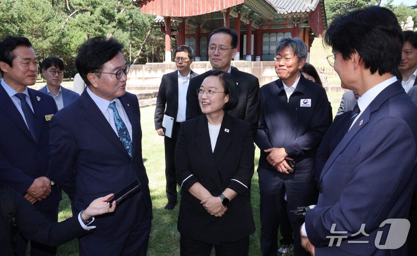 (서울=뉴스1) 이종덕 기자 = 한성숙 국무총리가 18일 서울 노원구 태릉CC 인근 강릉에서 태릉CC 현황 및 주택공급 계획 등에 대해 점검하며 우원식 더불어민주당 의원과 이야기를 …