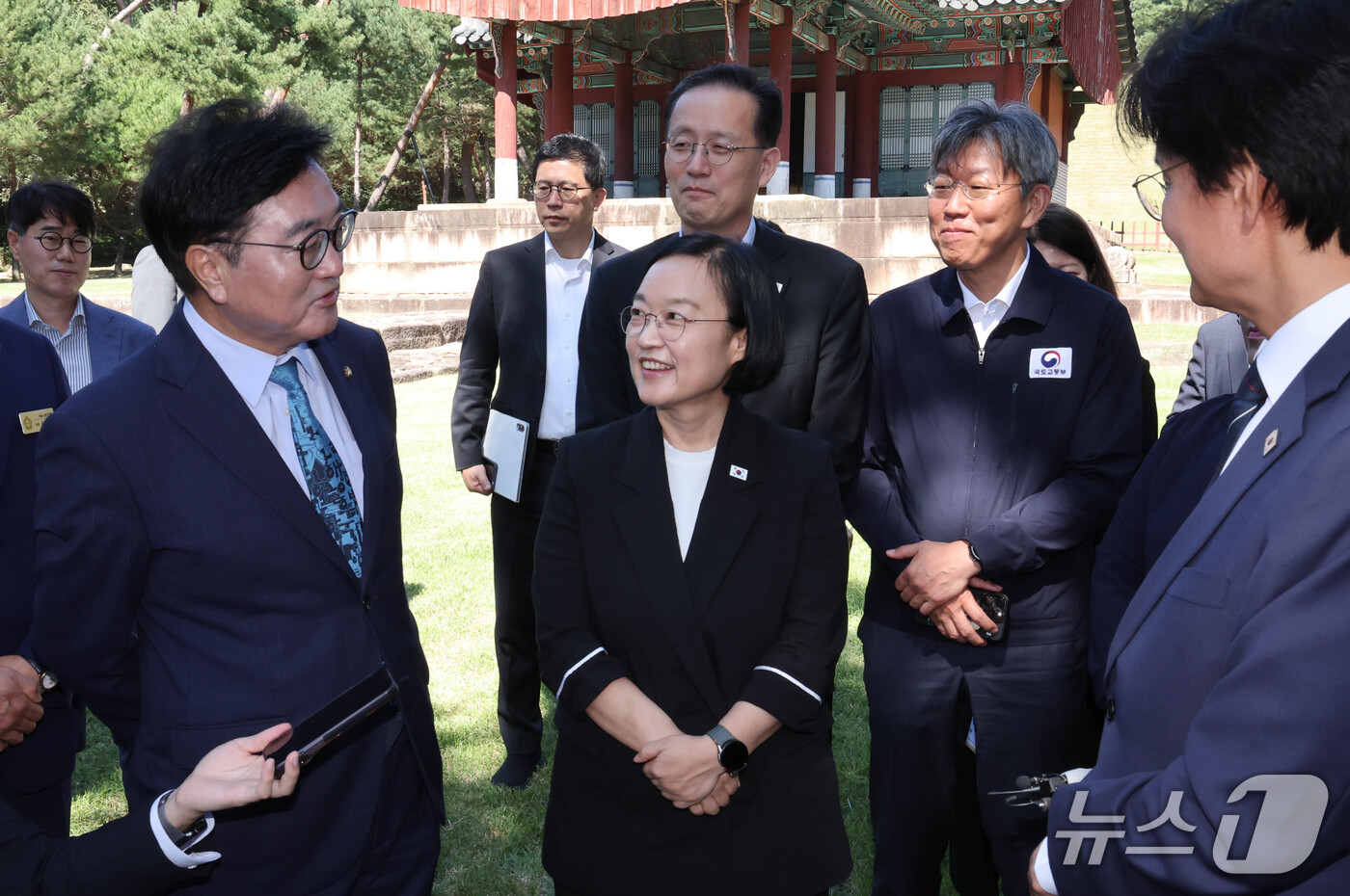 (서울=뉴스1) 이종덕 기자 = 한성숙 국무총리가 18일 서울 노원구 태릉CC 인근 강릉에서 태릉CC 현황 및 주택공급 계획 등에 대해 점검하며 우원식 더불어민주당 의원과 이야기를 …