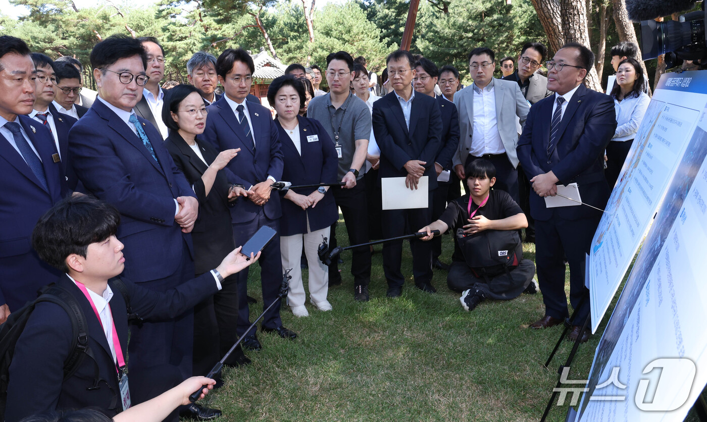 (서울=뉴스1) 이종덕 기자 = 한성숙 국무총리가 18일 서울 노원구 태릉CC 인근 강릉에서 태릉CC 현황 및 주택공급 계획 등에 대해 점검하고 있다. 2026.9.18/뉴스1