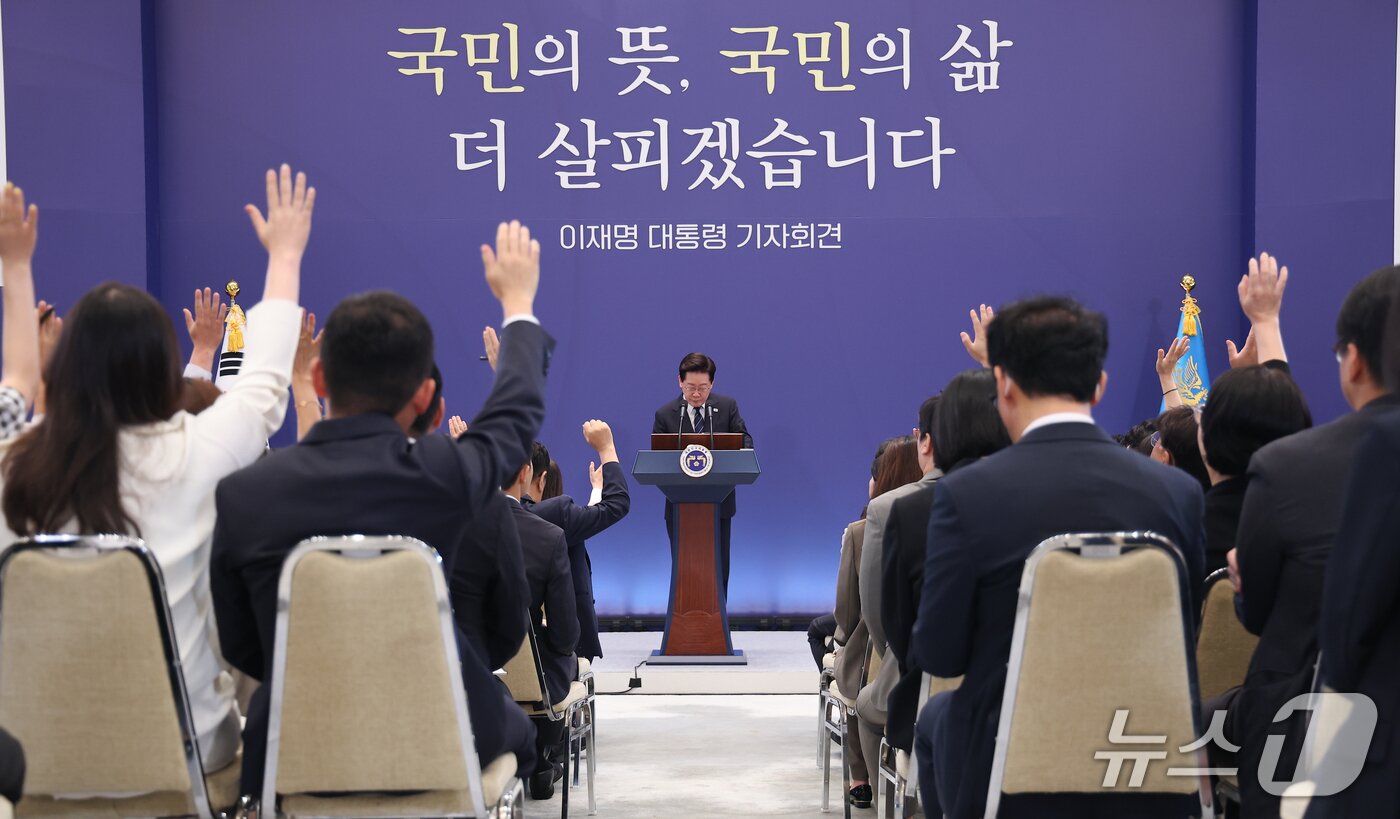 본문 이미지 - 이재명 대통령이 18일 청와대 영빈관에서 열린 현안 기자회견에서 기자들의 질문을 받고 있다. (청와대통신사진기자단) 2026.9.18 ⓒ 뉴스1 허경 기자