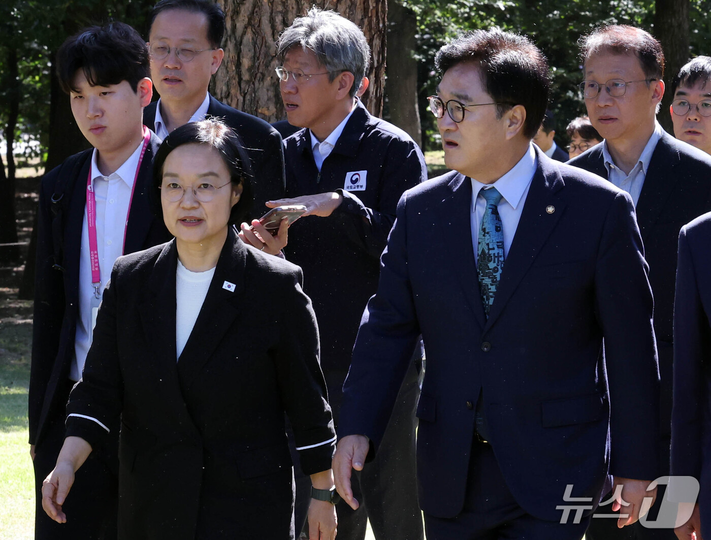 (서울=뉴스1) 이종덕 기자 = 한성숙 국무총리가 18일 서울 노원구 태릉CC 인근 강릉에서 태릉CC 현황 및 주택공급 계획 등에 대해 점검하며 우원식 더불어민주당 의원과 이야기를 …