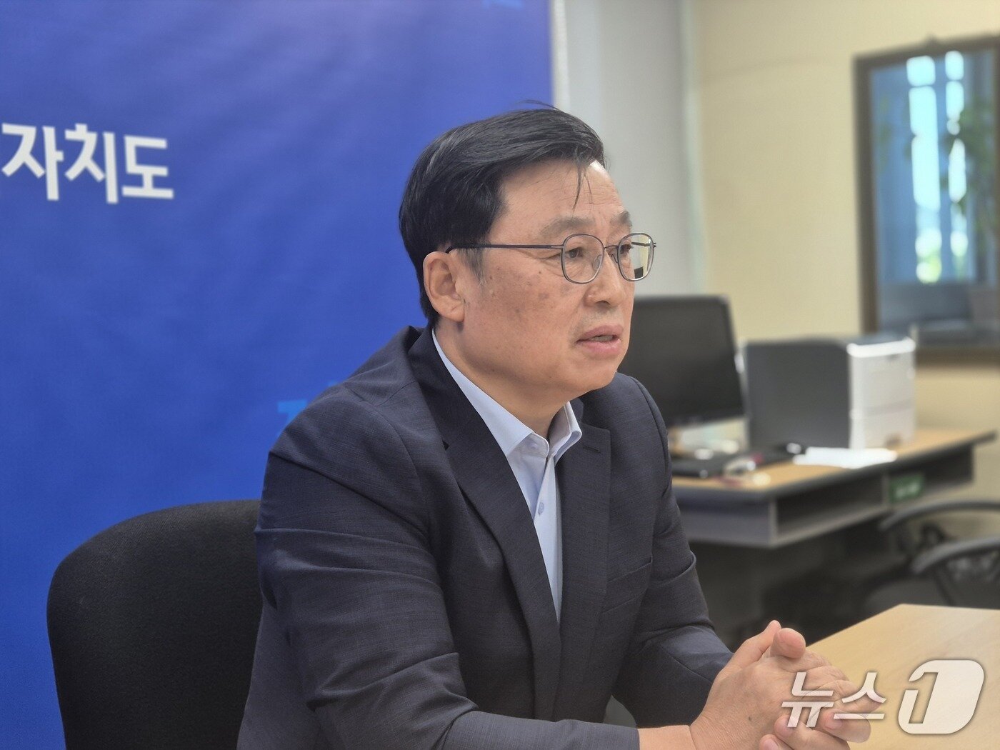 본문 이미지 - 18일 김종필 전북도 2036올림픽유치단장이 긴급 브리핑을 갖고 있다./뉴스1