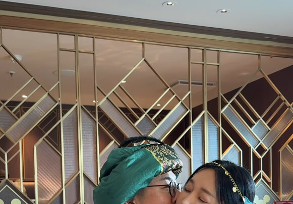 '결혼 10년차' 이지혜, 크루즈서 ♥남편과 진한 볼뽀뽀 [N샷]