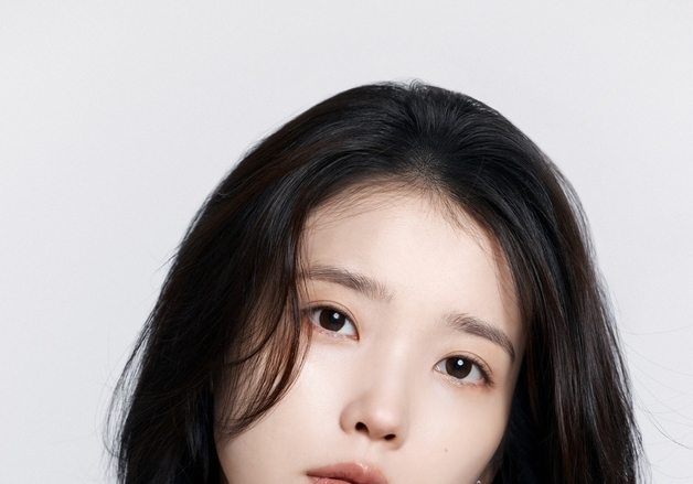 아이유, 데뷔 기념일 맞아 2억원 기부…올해만 6억원째