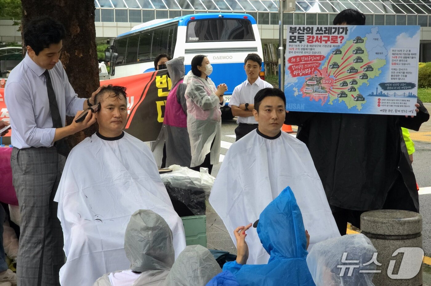 본문 이미지 - 강서구 주민 120여 명이 18일 오전 부산시청에서 생곡 광역폐기물처리시설 건립 계획 철회와 전면 재검토를 촉구하는 집회를 열었다. 2026.9.18 ⓒ 뉴스1 이주현 기자