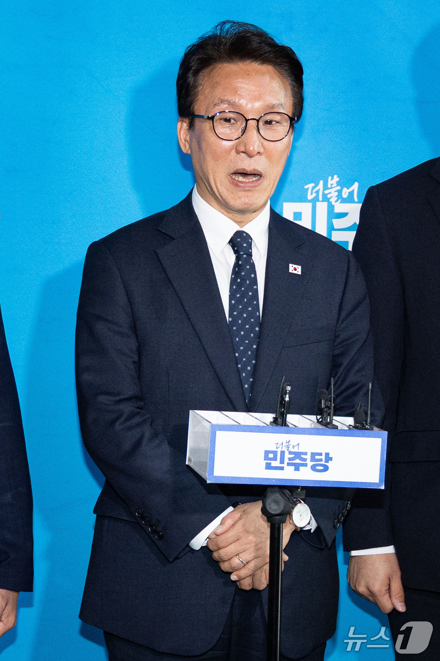 (서울=뉴스1) 유승관 기자 = 김민석 더불어민주당 대표가 18일 서울 여의도 국회에서 이재명 대통령 기자회견 시청을 마친 후 입장을 밝히고 있다. 2026.9.18/뉴스1