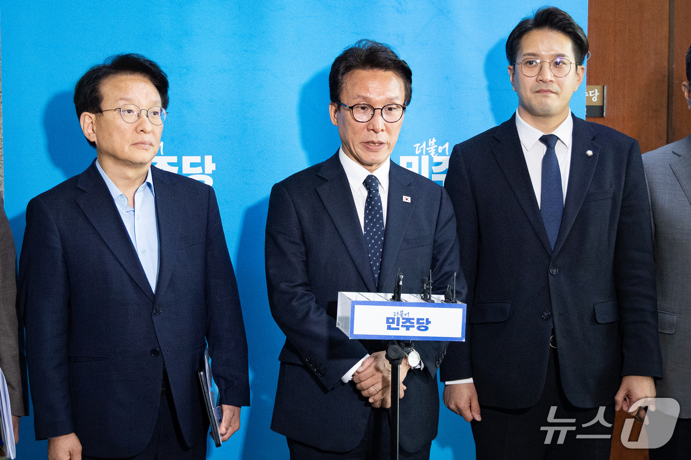(서울=뉴스1) 유승관 기자 = 김민석 더불어민주당 대표가 18일 서울 여의도 국회에서 이재명 대통령 기자회견 시청을 마친 후 입장을 밝히고 있다.왼쪽부터 더불어민주당 박성준 수석 …