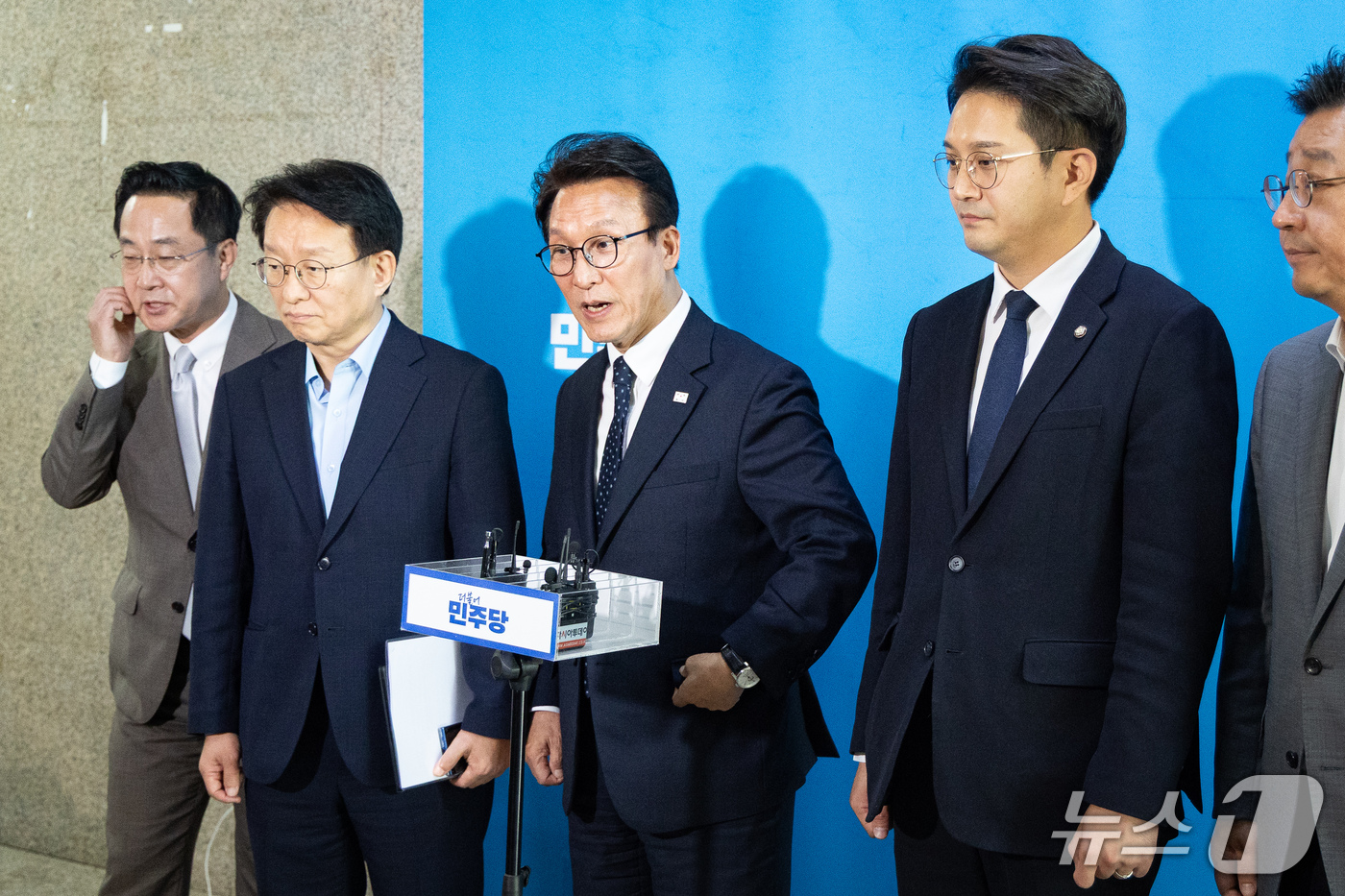 (서울=뉴스1) 유승관 기자 = 김민석 더불어민주당 대표가 18일 서울 여의도 국회에서 이재명 대통령 기자회견 시청을 마친 후 입장을 밝히고 있다.왼쪽부터 더불어민주당 박성준 수석 …