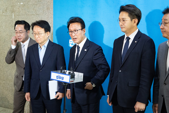 이재명 대통령 기자회견 시청 후 취재진 만난 김민석 민주당 대표