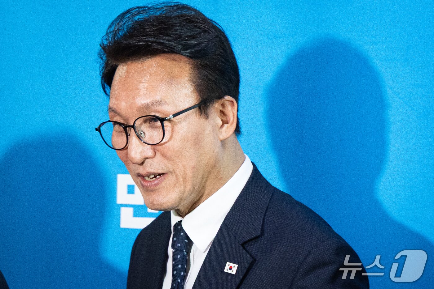 본문 이미지 - 김민석 더불어민주당 대표가 18일 서울 여의도 국회에서 이재명 대통령 기자회견 시청을 마친 후 입장을 밝히고 있다. ⓒ 뉴스1 유승관 기자
