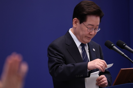 "송구·부족" 몸낮춘 李대통령…100분간 웃음기 뺀 '담백·정제·솔직' 답변