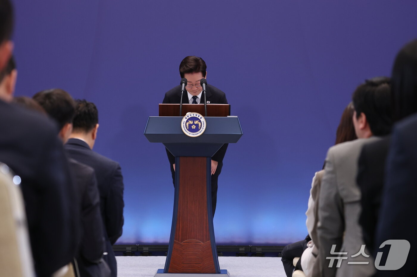 본문 이미지 - 이재명 대통령이 18일 청와대 영빈관에서 열린 현안 기자회견을 마친 뒤 취재진에게 인사하고 있다. (청와대통신사진기자단) 2026.9.18 ⓒ 뉴스1 허경 기자