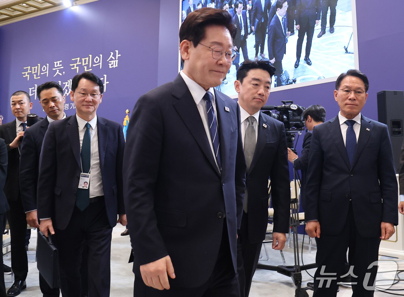 본문 이미지 - 이재명 대통령이 18일 청와대 영빈관에서 열린 현안 기자회견을 마친 뒤 이동하고 있다. (청와대통신사진기자단) 2026.9.18 ⓒ 뉴스1 허경 기자