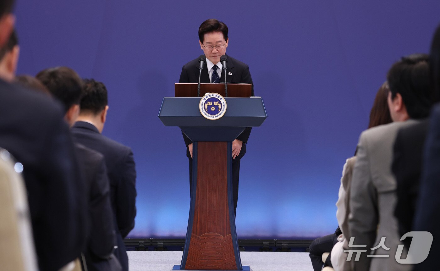 본문 이미지 - 이재명 대통령이 18일 청와대 영빈관에서 열린 현안 기자회견을 마친 뒤 취재진에게 인사하고 있다. (청와대통신사진기자단) 2026.9.18 ⓒ 뉴스1 허경 기자