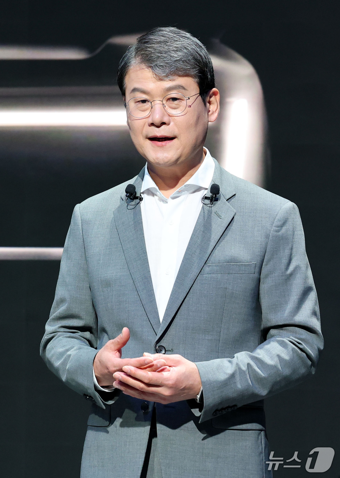 (파주=뉴스1) 이광호 기자 = 윤효준 현대차 국내사업본부장이 지난 18일 경기 파주 CJ ENM스튜디오 센터에서 열린 '디 올 뉴 투싼' 미디어데이에서 차량에 대한 소개를 하고 …
