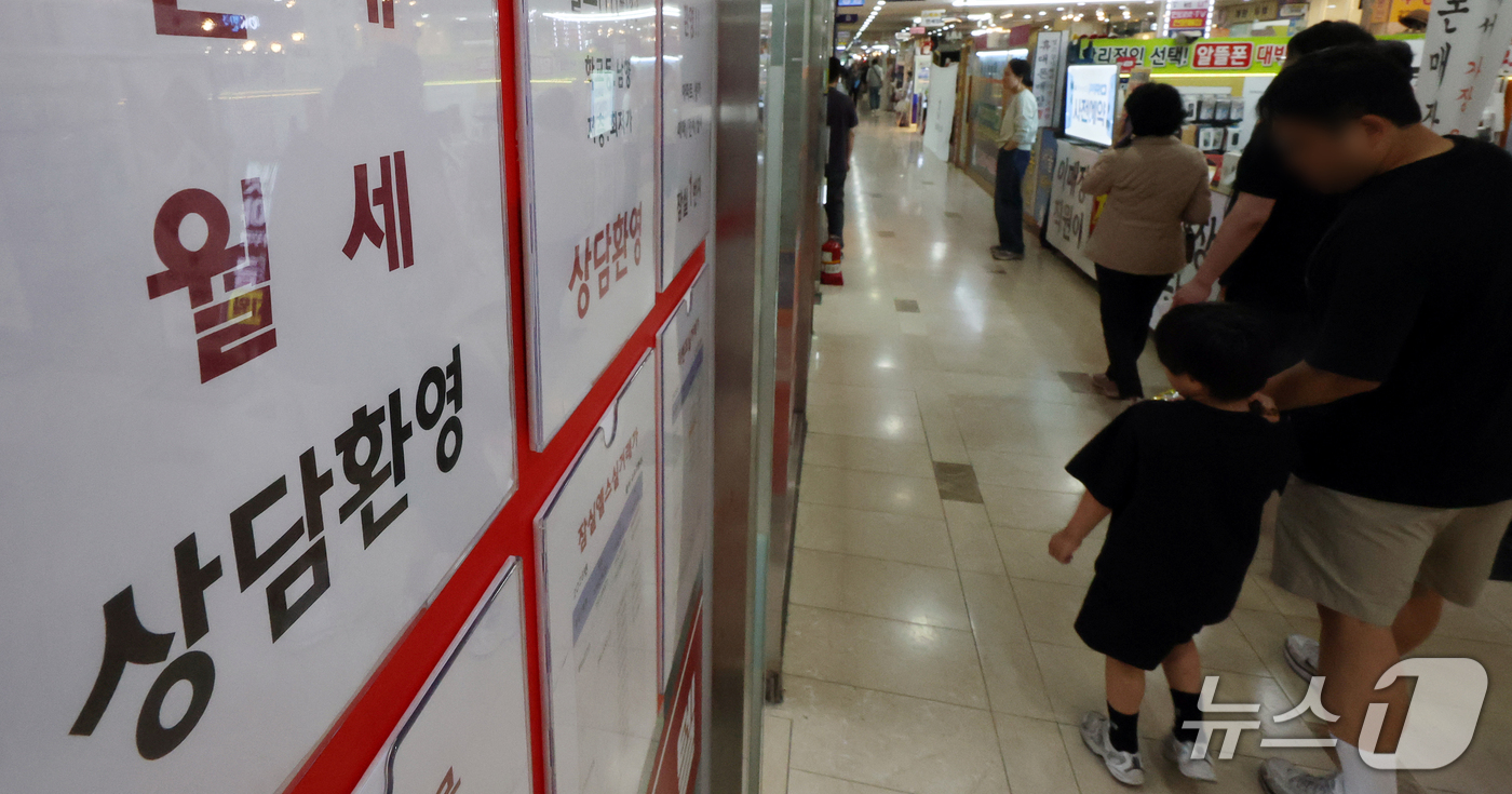 (서울=뉴스1) 김진환 기자 = 서울 25개 자치구의 평균 월세가 처음으로 4개월 연속 일제히 올랐다. 25개 구 중 21곳에서는 통계 작성 이후 자체 최장 연속 상승 기록을 이어 …