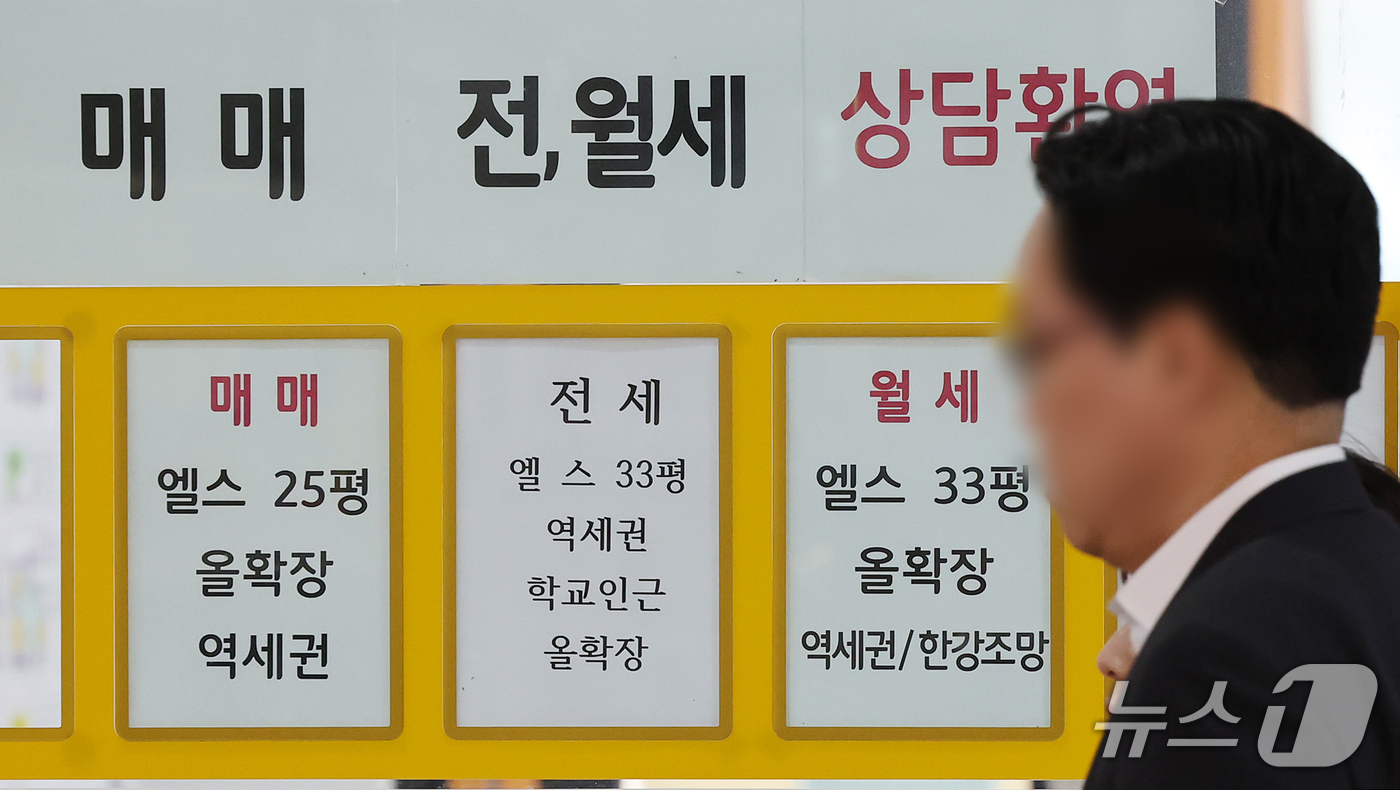 (서울=뉴스1) 김진환 기자 = 서울 아파트 매매 실거래가격이 7월 전월보다 1.93%, 지난해 같은 달보다 14.56% 오른 것으로 나타났다.서울시는 고가 지역에서 급매물이 소진 …