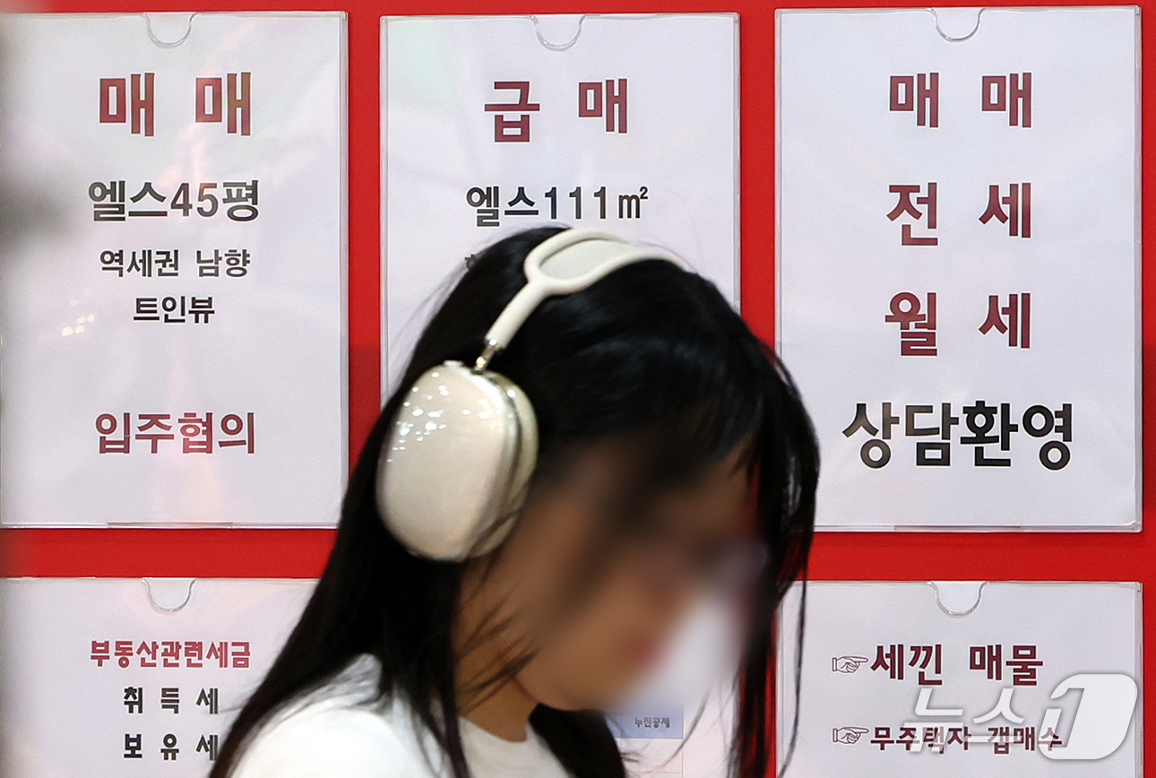 (서울=뉴스1) 김진환 기자 = 서울 아파트 매매 실거래가격이 7월 전월보다 1.93%, 지난해 같은 달보다 14.56% 오른 것으로 나타났다.서울시는 고가 지역에서 급매물이 소진 …