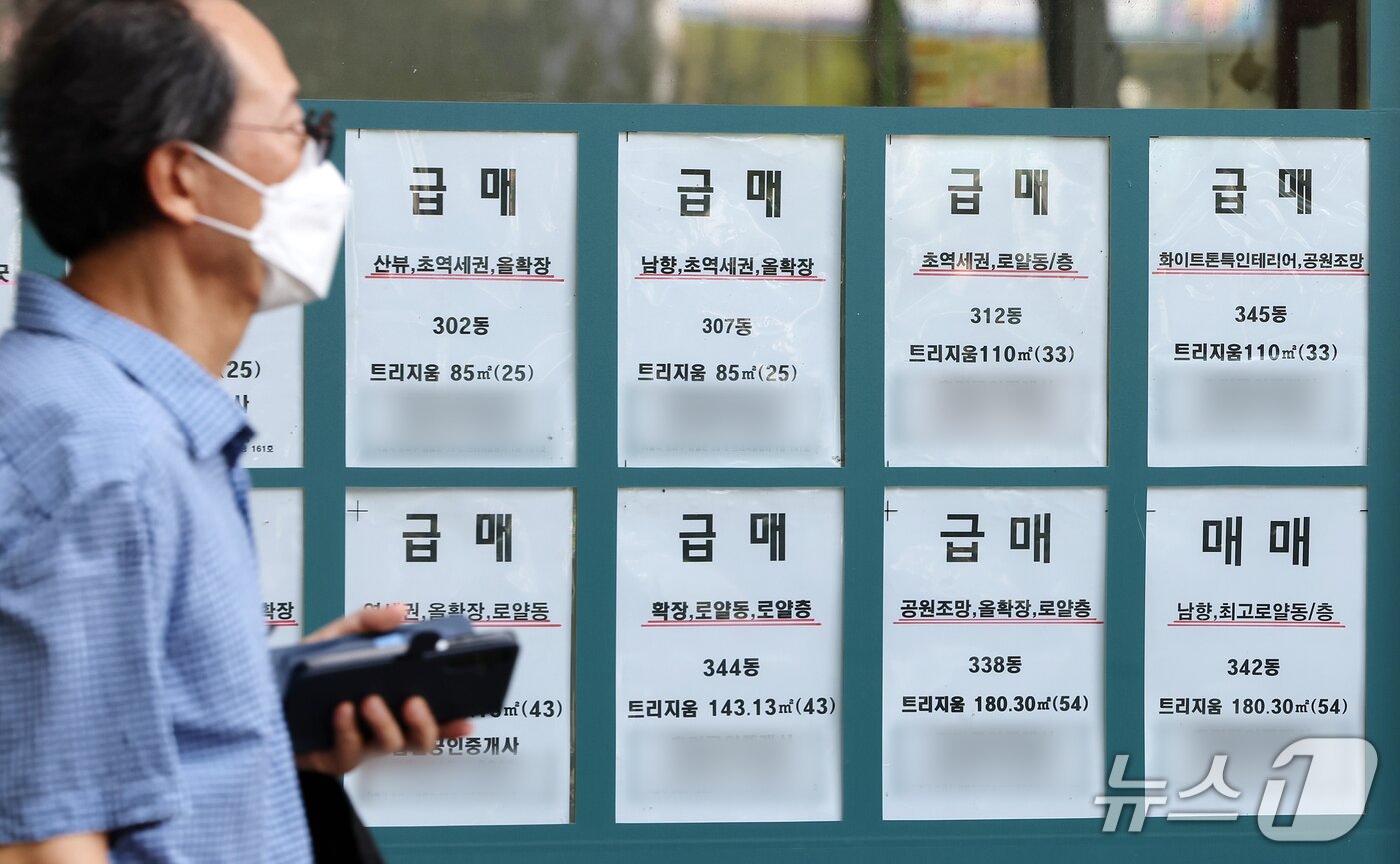 본문 이미지 -  서울 시내 한 부동산 중개업소에 게시된 매물 정보. 2026.9.18 ⓒ 뉴스1 김진환 기자